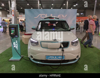 I visitatori non riconosciuto visita Kia Soul EV veicolo elettrico stand alla prima fiera commerciale internazionale di veicoli elettrici Plug-In. Foto Stock