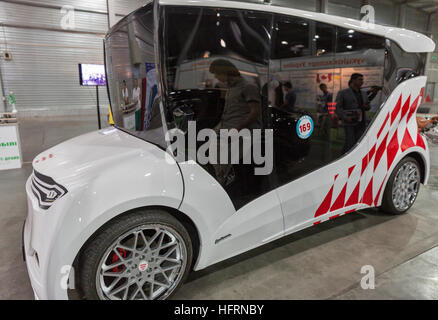 Visitatori visitare Electric Marathon International stand sincrono con auto elettrica al 1° International Trade Show. Foto Stock