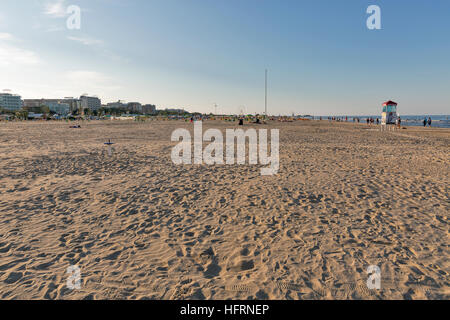 RIMINI, Italia - 24 settembre 2016: la gente non riconosciuto a piedi lungo la spiaggia di sabbia della città. Situato sul mare Adriatico è una delle più famose località Foto Stock