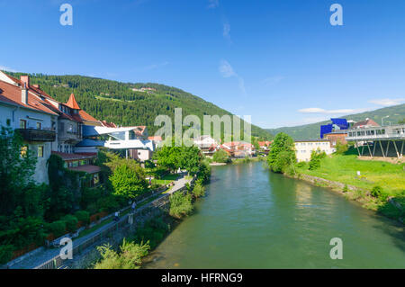 Murau: fiume Mur con Cafe spazio aperto (nuovo edificio sulla sinistra), Murtal, Steiermark, Stiria, Austria Foto Stock