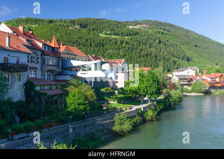 Murau: fiume Mur con Cafe spazio aperto (nuovo edificio sulla sinistra), Murtal, Steiermark, Stiria, Austria Foto Stock