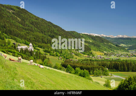 Unternberg (Lungau): Castello Moosham oltre l'Murtal, in background Schladminger Tauern, Lungau, Salisburgo, Austria Foto Stock