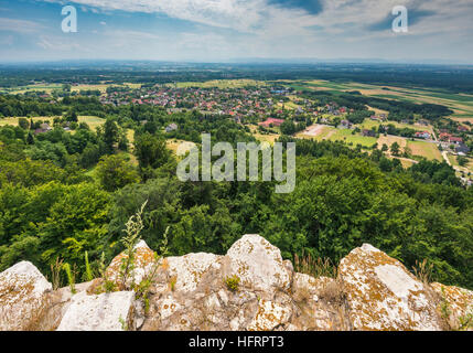 Villaggio di babice, vista da bastioni del castello lipowiec, Malopolska, Polonia Foto Stock