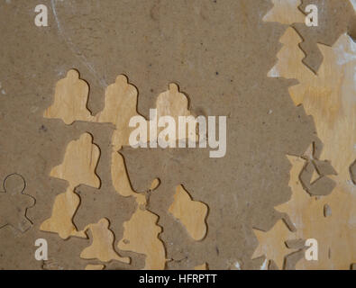 Forma di campana tagliati fuori da uno strato di pan di zenzero impasto su di un tavolo di legno Foto Stock