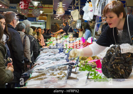 Pesci in stallo nel Mercato Olivar, Palma de Mallorca, tipico storico mercato centrale 'Mercado Olivar'. Spagna Foto Stock