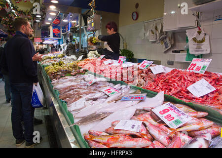 Pesce visualizzato nel mercato di stallo Olivar, Palma de Mallorca, tipico storico mercato centrale 'Mercado Olivar'. Foto Stock