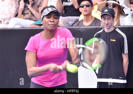 Auckland, Nuova Zelanda. 01 gen 2017. Venus Williams durante una partita di beneficenza - fino a monte della ASB Classic torneo di tennis. © Shirley Kwok/Pacific Press/Alamy Live News Foto Stock