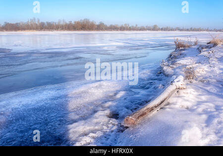 Acqua congelata, ghiaccio e neve sul fiume Dnieper a Kiev, Ucraina, durante la stagione invernale Foto Stock