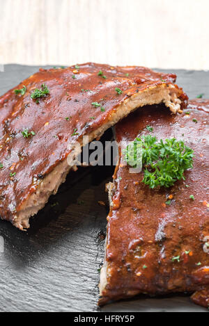 Grigliata di carne di maiale alla brace bimbo indietro nervature, close up Foto Stock