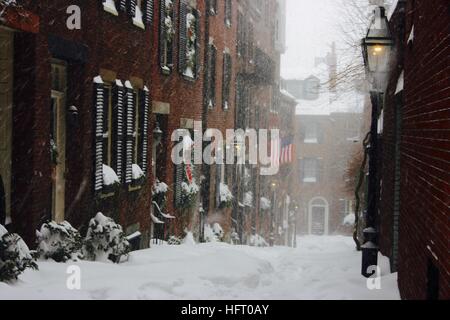 Inverno tempesta di neve su Acorn Street a Boston Foto Stock