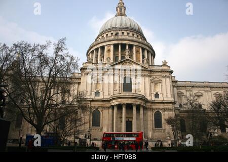 Ingresso alla Cattedrale di San Paolo a Londra con il bus rosso Foto Stock