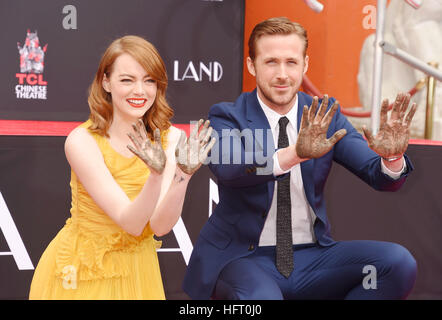 La pietra della Emma e Ryan Gosling a mano e cerimonia di ingombro per il loro film LA LA TERRA alla Cinese TCL teatro IMAX 7 dicembre 2016 in Hollywood, la California. Foto di Jeffrey Mayer Foto Stock