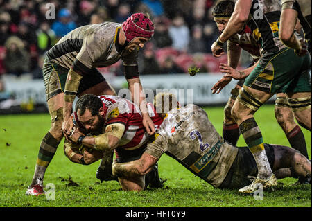 Gloucester John Afoa è portato giù da Northampton giocatori durante la Aviva Premiership corrispondono al Kingsholm Stadium, Gloucester. Foto Stock