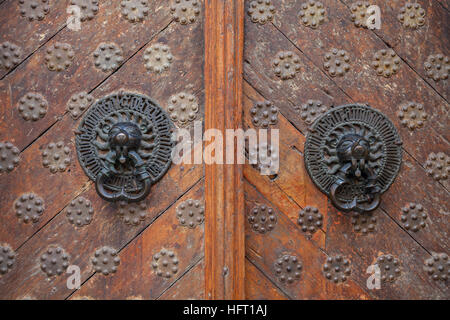 Doppie maniglie di antiquariato vecchio stile su porte in legno Foto Stock