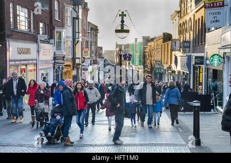 Peascod Street in Windsor è occupato con gli acquirenti nel periodo di Natale. Foto Stock