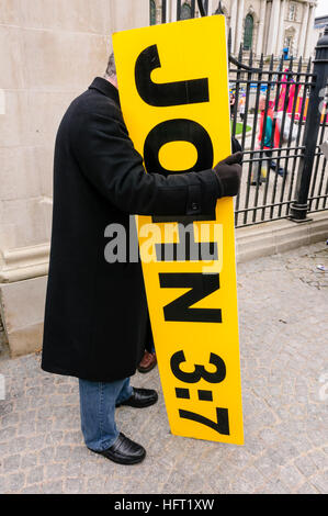 Frank Hogan detiene un grande cartello che diceva "Giovanni 3:7'. Egli notoriamente lo visualizza in occasione di manifestazioni in tutta l'Irlanda. Foto Stock