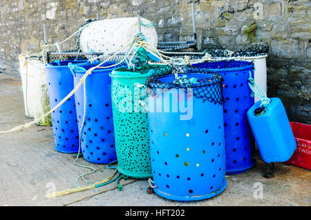Botti utilizzate per smistare pesce dai pescatori peschereccio in un porto Foto Stock