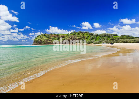 Ampia pulita spiaggia sabbiosa su Fraser Island vicino a Indian Head su un estate giornata di sole. Onda liscia lavaggi vuoto sabbia sotto il cielo blu. Foto Stock