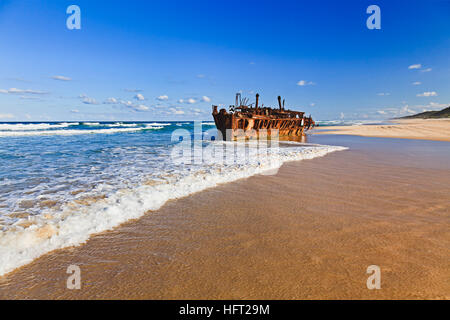 Historis SS il relitto della nave Maheno su Fraser Island spiaggia sabbiosa arrugginimento verso il basso su una soleggiata giornata estiva. Foto Stock