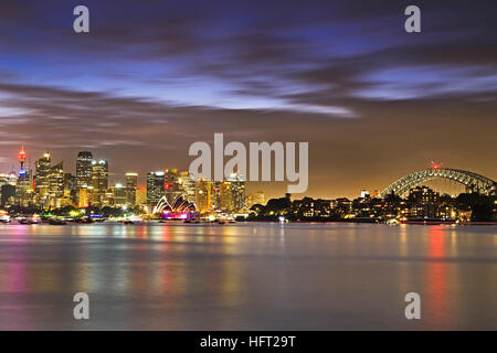 Panorama della città di Sydney landmarks oltre il porto dal ponte per Skysrapers e le torri della CBD al tramonto. Foto Stock