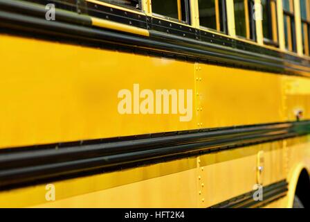 Vista laterale di un giallo pubblico bus di scuola negli Stati Uniti. Foto Stock