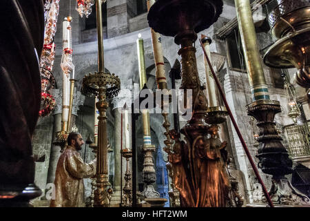 Gerusalemme, Israele - 26 dicembre 2010: Un sacerdote armeno esegue la tradizionale notte messa di fronte Edicula, Santo Sepolcro. Foto Stock