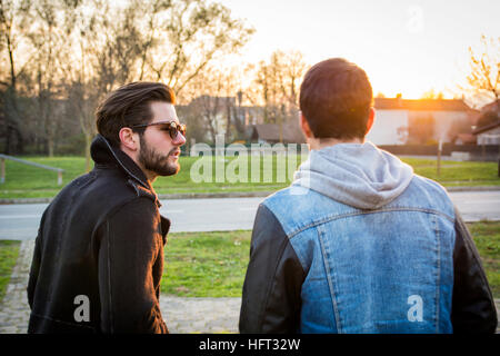 Due prestanti giovani, amici in un parco Foto Stock