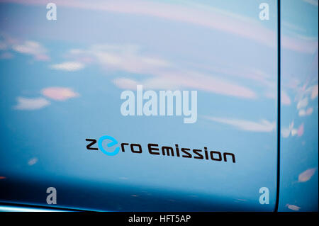 Il 100% elettrico Nissan Leaf touts "zero emissioni" sulla sua porta. Foto Stock