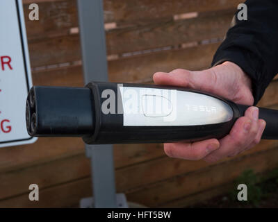 Tesla Stazioni di sovralimentazione per essere come ubiquitaria come ristoranti McDonalds lungo Americas autostrade. Foto Stock