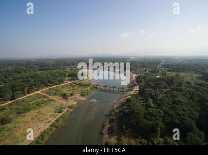 Fiume dalla vista dall'alto da fuco in Thailandia del Nord, Lampang Foto Stock