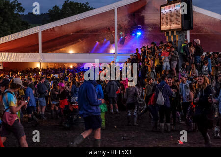 La vita notturna a Glastonbury Festival, Pilton. su 24/06/2016. Festaioli folla sul e nel Beat Hotel, nightclub al festival Foto Stock