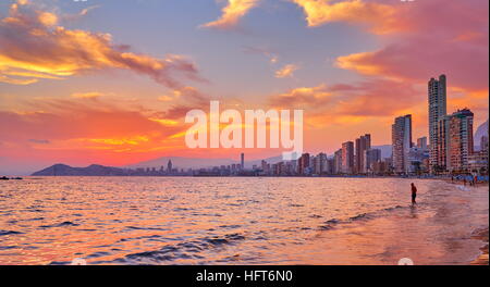 Spiaggia di Benidorm al tramonto, Spagna Foto Stock