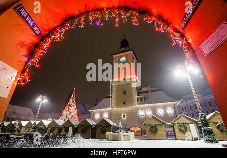 Brasov Casa Consiglio vista notte decorato per il Natale e il tradizionale mercato invernale nel centro storico, Romania Foto Stock