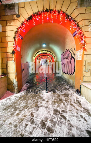Brasov Casa Consiglio vista notte decorato per il Natale e il tradizionale mercato invernale nel centro storico, Romania Foto Stock