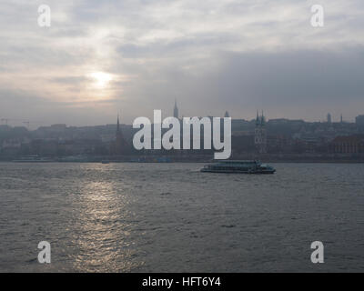 Il fiume Danubio con vista sulla parte di Buda di Budapest, Ungheria Foto Stock