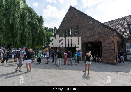 I visitatori che arrivano in corrispondenza dell'ingresso principale al centro informazioni ( era un edificio di ricezione per i nuovi prigionieri) ad Auschwitz Birkenau concentra Foto Stock