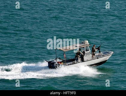 061110-N-8547M-021 Bahrain (nov. 10, 2006) - porto di una imbarcazione di pattuglia assegnata unità di sicurezza navale vigore Bahrain accompagnatrici Amphibious Assault nave USS Saipan (LHA 2) lontano dal molo a seguito di una breve visita di porta e il carico di lavoro della miniera ampie attrezzature da miniera di elicottero contromisura uno cinque (HM-15). Saipan è attualmente in distribuzione in Quinta Flotta area di responsabilità condurre le operazioni di sicurezza marittima (MSO) nel Golfo di Aden, Golfo di Oman, Mare Arabico, il Mar Rosso e l'Oceano Indiano. Stati Uniti Foto di Marina di Massa Specialista comunicazione marinaio Patrick W. Mullen III (rilasciato) US Navy 061 Foto Stock