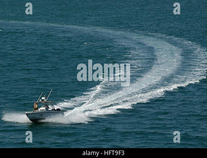 061110-N-8547M-046 Bahrain (nov. 10, 2006) - porto di una imbarcazione di pattuglia assegnata unità di sicurezza navale vigore Bahrain accompagnatrici Amphibious Assault nave USS Saipan (LHA 2) lontano dal molo a seguito di una breve visita di porta e il carico di lavoro della miniera ampie attrezzature da miniera di elicottero contromisura uno cinque (HM-15). Saipan è attualmente in distribuzione in Quinta Flotta area di responsabilità condurre le operazioni di sicurezza marittima (MSO) nel Golfo di Aden, Golfo di Oman, Mare Arabico, il Mar Rosso e l'Oceano Indiano. Stati Uniti Foto di Marina di Massa Specialista comunicazione marinaio Patrick W. Mullen III (rilasciato) US Navy 061 Foto Stock