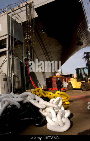 061128-N-2198V-004 Newport News, Va. (nov. 28, 2006) - Lavoratori dalla Northrop Grumman Newport News Shipyard preparare per installare la dritta catena di ancoraggio a bordo della Nimitz-class portaerei USS Carl Vinson (CVN 70). L'installazione delle ancore è uno dei tanti grandi progetti la nave passerà attraverso durante la portaerei del complesso di rifornimento revisione (RCOH). Il RCOH è un esteso periodo di cantiere che tutti Nimitz-class i vettori aerei che attraversano in prossimità del punto medio dei loro 50 anni di ciclo di vita. Stati Uniti Foto di Marina di Massa Specialista comunicazione terza Veglia di cristallo (rilasciato) Noi Na Foto Stock