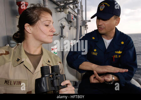 061202-N-5555T-012 Golfo Persico (dec. n. 2, 2006)- USS ardente (MCM 12) comandante tenente La Cmdr. Angel Cruz parla alla comunicazione di massa specialista di terza classe Kori Melvin su Officer del ponte durante le procedure di una miniera di contromisura per esercizio. L'esercizio è svolto a sostegno della sicurezza marittima operazioni (MSO). MSO consentono di impostare le condizioni per la sicurezza e la stabilità in ambiente marittimo nonché integrare la lotta al terrorismo e gli sforzi per la protezione delle nazioni regionali. Stati Uniti Foto di Marina di Massa lo specialista di comunicazione 2a classe Justin K. Thomas (rilasciato) Navy US 061202-N-55 Foto Stock