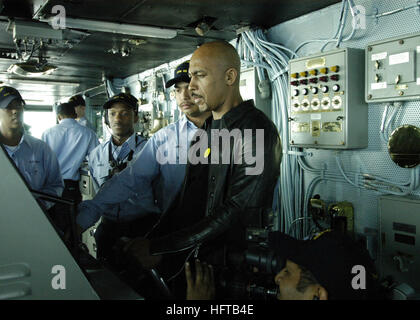 061204-N-9479M-003 Mare Arabico (dec. n. 4, 2006) - Talk show host e pensionati addetto navale Montel Williams piloti il Nimitz-class portaerei USS Dwight D. Eisenhower CVN (69). Williams è arrivato a bordo al film la sua vacanza speciale 'portando le vacanze a casa per le nostre truppe.' Eisenhower e avviato Carrier aria Wing sette (CVW-7) sono su un regolarmente la distribuzione programmata a sostegno di le operazioni di sicurezza marittima. Stati Uniti Foto di Marina di Massa Specialista comunicazione marinaio Clarence McCloud (rilasciato) Navy US 061204-N-9479M-003 Talk show host e pensionati addetto navale Montel Williams piloti il Nimi Foto Stock