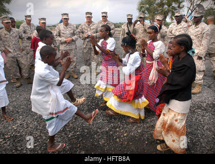 061205-N-1328C-523 - Douda, Gibuti (5 dicembre 2006) - USA Marines forma 5 CAUZIONE PROVVISORIA Società nel guardare una danza da studenti del Douda scuola primaria. Il quinto PSC è la forza di sicurezza di Camp Lemonier a Gibuti, casa della Combined Joint Task Force - Corno d Africa il comando. Combined Joint Task Force-Horn dell Africa è un unità di Stati Uniti centrali di comando. La missione dell'organizzazione è quello di prevenire i conflitti e promuovere la stabilità regionale e di proteggere gli interessi della coalizione al fine di prevalere contro l'estremismo. Più di 1.500 persone provenienti da ciascun ramo del militare degli Stati Uniti, ci Foto Stock