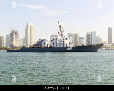 A dritta vista laterale del Navy US (USN) ARLEIGH BURKE CLASSE DI VOLO (I) MISSILE DESTROYER (patrocinio), USS MILIUS (DDG 69) come la nave vapori appena passato il San Diego skyline, entrando nel porto alla stazione navale di San Diego, California (CA). USS Milius DDG-69 Foto Stock