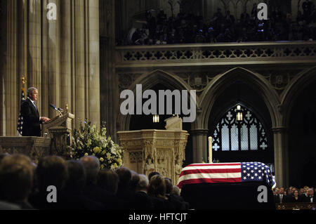 070102-F-0193C-006 Washington, D.C. (Gen. 2, 2007) - Presidente George W Bush offre un elogio durante i funerali di ex presidente Gerald Ford presso la Cattedrale Nazionale di Washington a Washington D.C. Dopo i funerali a Washington, Ford rimane sarà volato a Gerald Ford Museum di Grand Rapids, Mich per la sepoltura. DoD foto di Staff Sgt. D. Myles Cullen (rilasciato) Navy US 070102-F-0193C-006 Presidente George W Bush offre un elogio durante i funerali di ex presidente Gerald Ford presso la Cattedrale Nazionale di Washington a Washington, D.C. Foto Stock