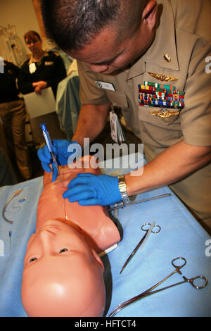 101118-N-8191S-002 BREMERTON, nello Stato di Washington (Nov. 18, 2010) Lt. La Cmdr. Kevin GUE, un critical care infermiera per le unità di Terapia Intensiva in ospedale navale Bremerton, pratiche di rendering di aiuti di emergenza per un pronto soccorso pediatrico durante l'inaugurazione del Naval Hospital Bremerton Centro di Simulazione. Il centro permetterà a Navy medici, infermieri, corpsmen e personale di supporto per la preparazione di una vasta gamma di emergenze mediche. (U.S. Foto della marina da Douglas H. Stutz/RILASCIATO) Navy US 101118-N-8191S-002 Lt. La Cmdr. Kevin GUE, un critical care infermiera per le unità di Terapia Intensiva in ospedale navale Bremerton, Foto Stock