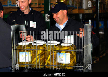 070117-N-1831S-031 Norfolk, Virginia (GEN. 17, 2007) - velisti assegnati per il trasporto anfibio dock USS Nashville (LPD 13) ordinare attraverso gli alimenti a sud-est dell'Hampton Roads Food Bank. Il lavoro che viene svolto dai marinai di Nashville è parte di una nave-ampio obiettivo di dedicare 6 mila ore di servizio comunitario di tempo per l'area locale di quest'anno. Stati Uniti Foto di Marina di Massa Specialista comunicazione marinaio Ash grave (rilasciato) Navy US 070117-N-1831S-031 velisti assegnati per il trasporto anfibio dock USS Nashville (LPD 13) ordinare attraverso gli alimenti a sud-est dell'Hampton Roads Food Bank Foto Stock