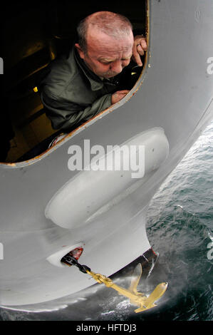 070122-N-5345W-055 Oceano atlantico (GEN. 22, 2007) - Senior Chief di Boatswain Mate Hobart Allen orologi da un castello di prua oblò come l'ancora di dritta è pulito e ha sollevato dopo una precisione di esercizio di ancoraggio a bordo della Nimitz-class portaerei USS Harry Truman (CVN 75). Truman è attualmente in corso di conduzione ponte di volo la certificazione nell'Oceano Atlantico. Stati Uniti Foto di Marina di Massa lo specialista di comunicazione di terza classe Kristopher Wilson (rilasciato) Navy US 070122-N-5345W-055 Senior Chief di Boatswain Mate Hobart Allen orologi da un castello di prua oblò come l'ancora di dritta è pulito Foto Stock