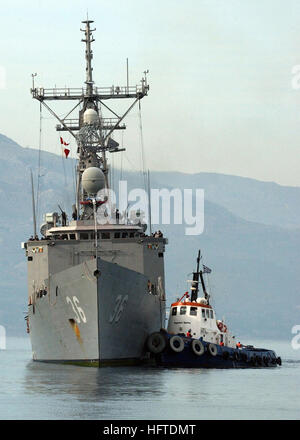 070123-N-0780F-002 Souda Bay, Creta, Grecia (GEN. 23, 2007) - missile fregata USS Underwood (FFG 36) arriva ad una porta di routine visita. Il Oliver Hazard Perry-class frigate con il suo equipaggio di 200 personale partì il suo homeport di Mayport Fla., nelle pagine precedenti di questo mese su un programmato sei mesi di distribuzione. Underwood è parte di Bataan Expeditionary Strike gruppo distribuito come supporto di le operazioni di sicurezza marittima in entrambe la quinta e sesta flotta aree di responsabilità. Stati Uniti Foto di Marina dal Sig. Paolo Farley (rilasciato) Navy US 070123-N-0780F-002 missile fregata USS Underwood (FFG 36) arriva Foto Stock