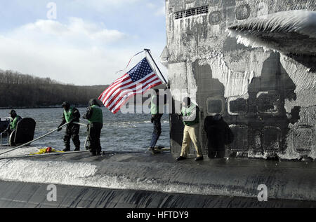 070126-N-8467N-001 Groton, Connecticut. (Gen. 26, 2006) - i marinai a bordo di Los Angeles-classe attacco rapido sommergibile USS Philadelphia (SSN 690) ormeggiare la barca al molo e issare la bandiera americana al ritorno alla Naval base sottomarina di New London. Venti forti e bassa temperatura in teens causato il ghiaccio a fagocitare la vela della nave. Stati Uniti Navy foto da John Narewski (rilasciato) Navy US 070126-N-8467N-001 i marinai a bordo di Los Angeles-classe attacco rapido sommergibile USS Philadelphia SSN 690 ormeggiare la barca al molo e issare la bandiera americana al ritorno alla Naval base sottomarina di New London Foto Stock