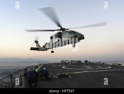 070130-N-4649C-043 Sagami-Wan Bay, Giappone (GEN. 30, 2007) - Una SH-60 elicottero assegnato all'elicottero Anti-Submarine Squadron luce cinque uno (HSL-51) si prepara a terra a bordo Arleigh Burke-class missile destroyer USS Stethem (DDG 63) durante il ponte di volo qualifiche. Stati Uniti Foto di Marina di Massa lo specialista di comunicazione 2a classe Chantel M. Clayton (rilasciato) Navy US 070130-N-4649C-043 una SH-60 elicottero assegnato all'elicottero Anti-Submarine Squadron luce cinque uno (HSL-51) si prepara a terra a bordo Arleigh Burke-class missile destroyer USS Stethem (DDG 63) Foto Stock